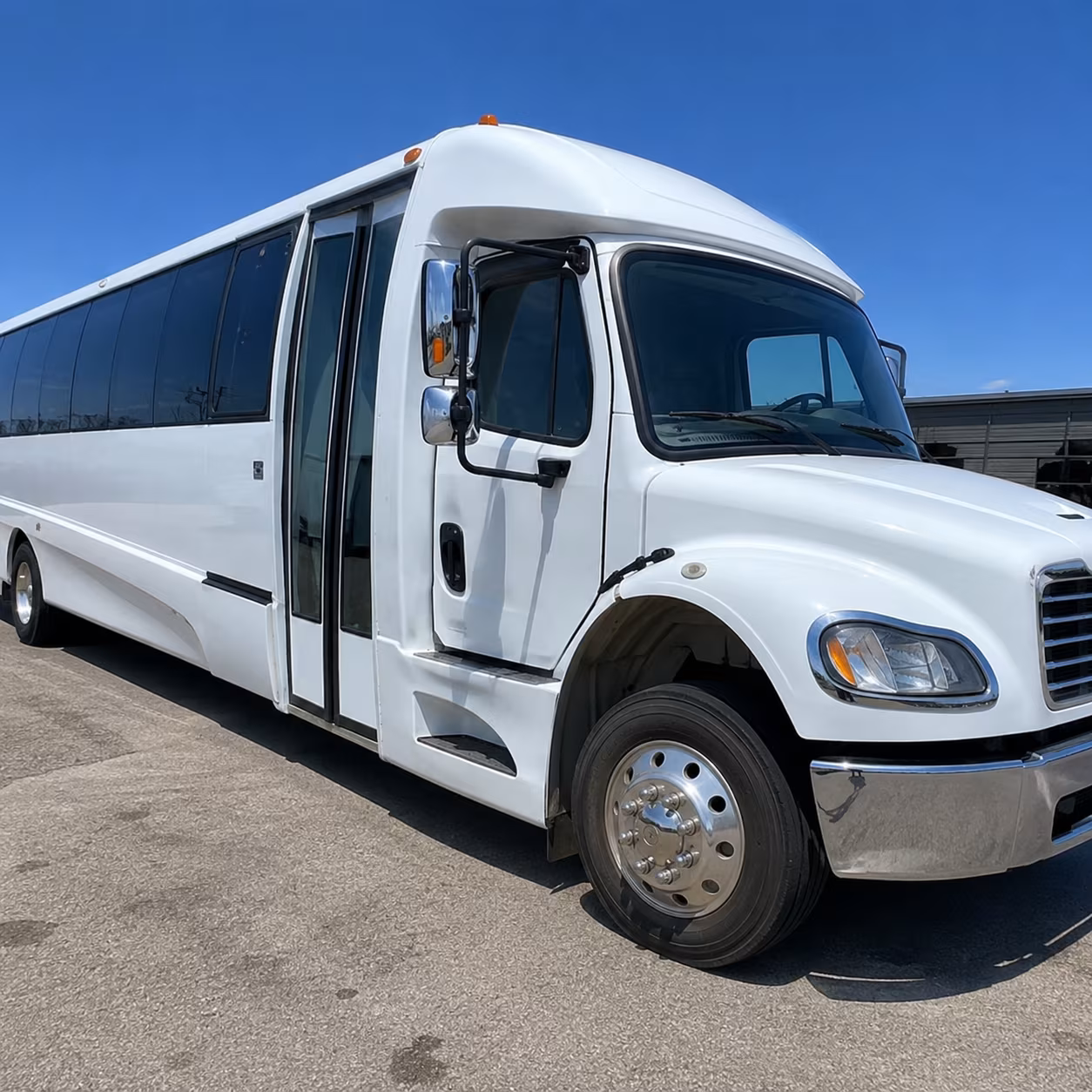 group brewery and waterfront tour buses in norfolk